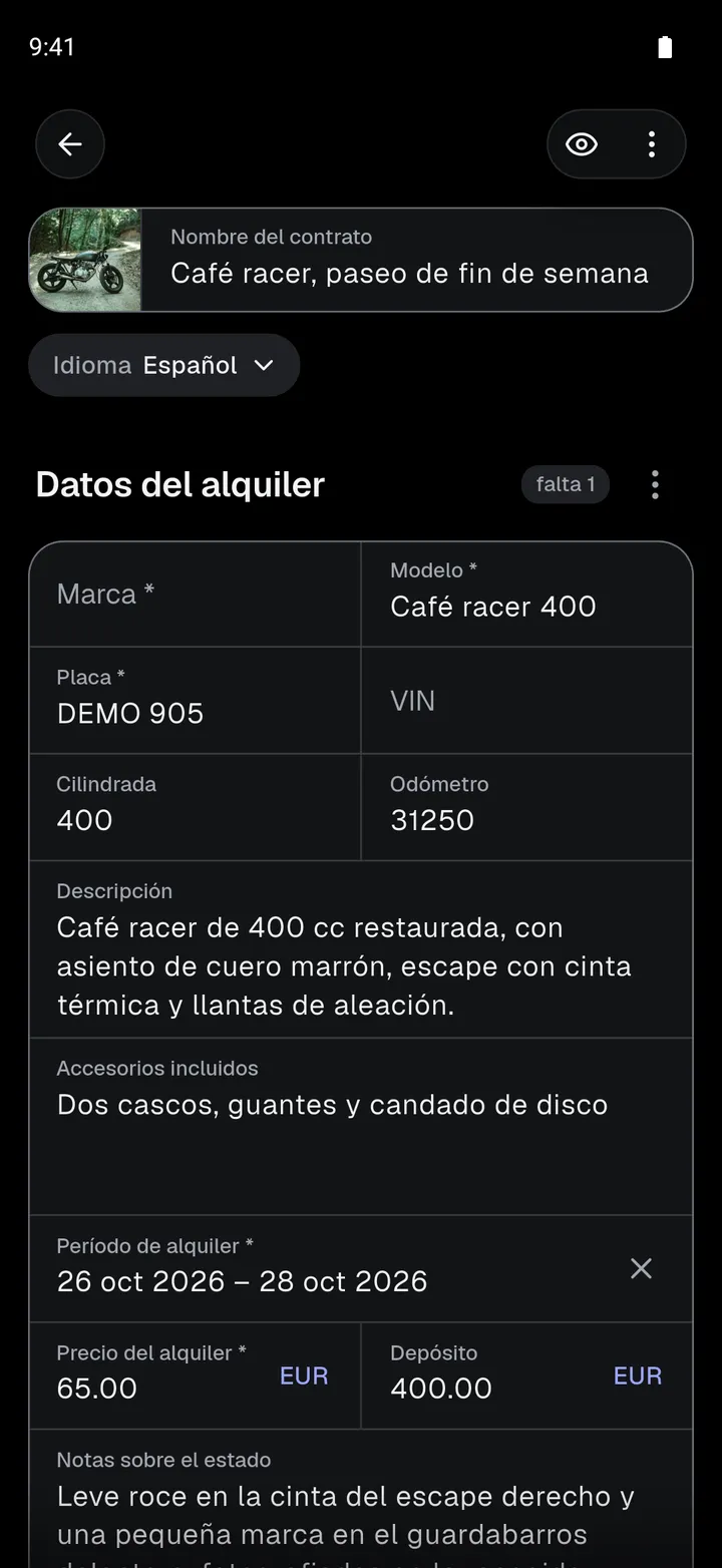 Un contrato de alquiler de moto en el teléfono, con la placa, la cilindrada, el odómetro y los accesorios completados